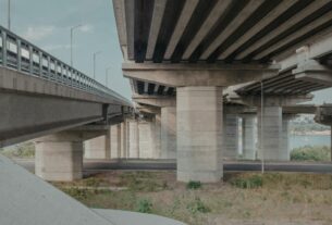Pilares e vigas de concreto sustentando viaduto, representando estrutura que pode demandar recuperação estrutural de pilares e vigas para garantir segurança e durabilidade.