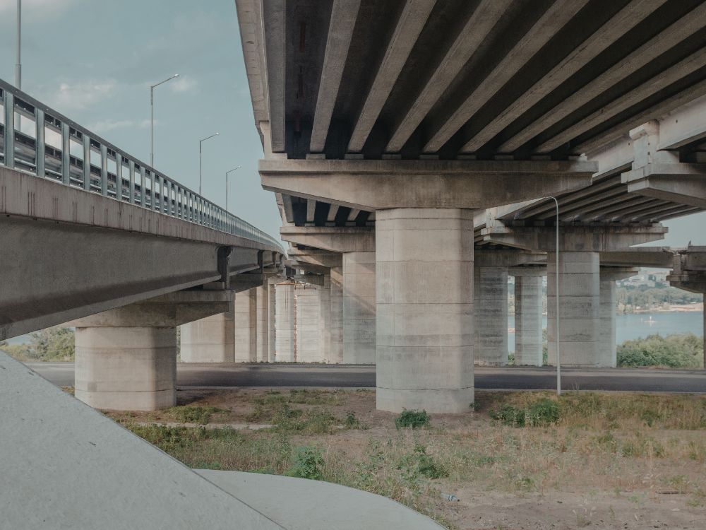 Pilares e vigas de concreto sustentando viaduto, representando estrutura que pode demandar recuperação estrutural de pilares e vigas para garantir segurança e durabilidade.