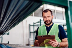 Profissional em ambiente industrial realizando inspeção com prancheta, representando as principais fábricas de Porto Alegre e seus processos produtivos.